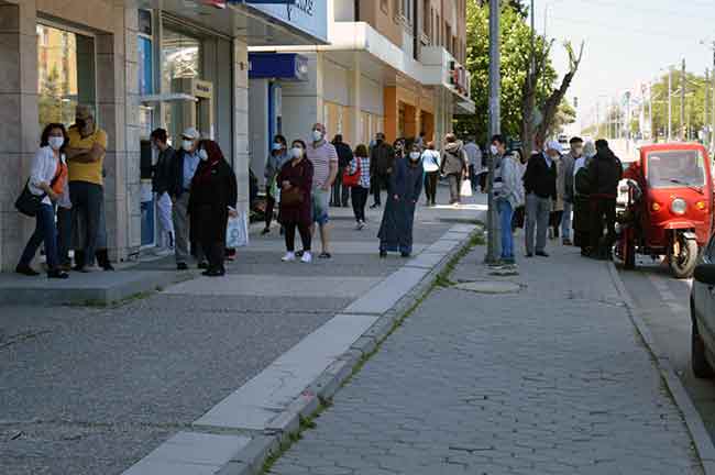 Eskişehir ve Türkiye genelinde tam kapanma süreci devam ederken, Eskişehir'de özellikle parklarda yaşanan manzaralar hayrete düşürüyor