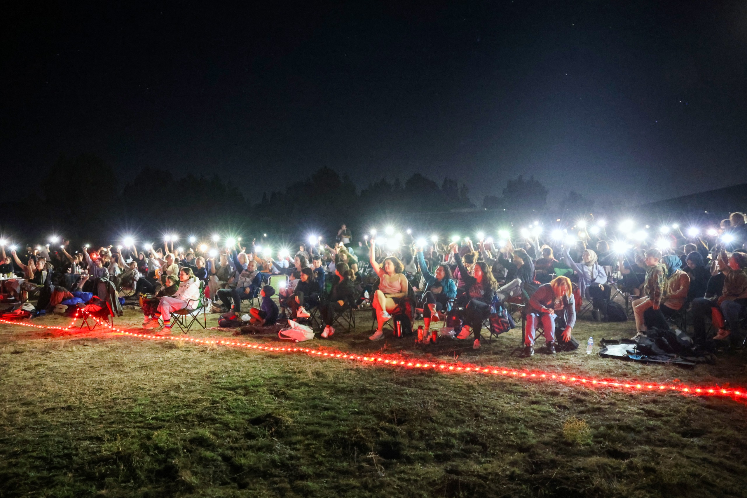 Eskişehir Büyükşehir Belediyesi Bilim Deney Merkezi ve Sabancı Uzay Evi tarafından düzenlenen “Gece Gözlem Etkinliği” bilimseverlerden büyük ilgi gördü.

Büyükşehir Belediyesi’ninher yaştan bireye bilimi sevdirmek amacıyla hizmet veren Bilim Deney Merkezi ve Sabancı Uzay Evi, düzenlediği etkinlikler ile farkındalık yaratmaya devam ediyor.
Bilim Deney Merkezi ve Sabancı Uzay Evi ile Eskişehir Astronomi Topluluğu’nun iş birliğiyle düzenlenen “Gece Gözlem Etkinliği”, 14 Ağustos tarihinde Kuyucak ve Karapazar mahalleleri arasındaki bölgede gerçekleştirildi.
Her yaştan bilimseverinbüyük ilgi gösterdiği etkinlikle katılımcılar gökyüzündeki şölene tanık oldular.
Gerçekleşenetkinlikte teleskoplarla Ay-Satürn gözlemi, gökyüzü ve takımyıldız anlatımları, perseid göktaşı yağmuru, uzman astronomlarla soru cevap astronomi sohbetleri yapıldı. Perseid göktaşı yağmurunu takip eden bilimseverler şaşkınlık ve sevinci bir arada yaşadılar.
Gökyüzü meraklılarının sorularına yanıt bulduğu etkinliğin devamını dileyen katılımcılar, “Bu özel etkinlik dolayısıyla Büyükşehir Belediye Başkanımız Ayşe Ünlüce’ye ve ekibine çok teşekkür ederiz. Muhteşem bir etkinlik oldu. Hem yeni bilgiler öğrendik, hem de çok güzel bir deneyim yaşadık. Bu tür etkinliklerin devamını dileriz.” dediler.
