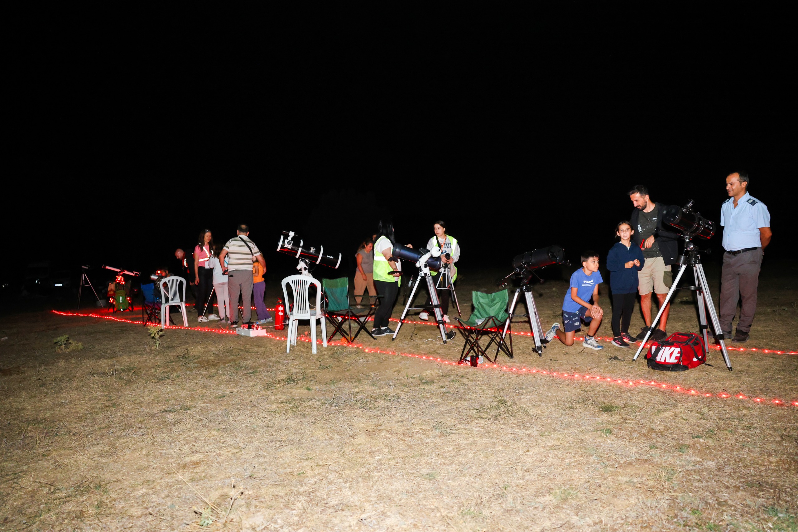 Eskişehir Büyükşehir Belediyesi Bilim Deney Merkezi ve Sabancı Uzay Evi tarafından düzenlenen “Gece Gözlem Etkinliği” bilimseverlerden büyük ilgi gördü.

Büyükşehir Belediyesi’ninher yaştan bireye bilimi sevdirmek amacıyla hizmet veren Bilim Deney Merkezi ve Sabancı Uzay Evi, düzenlediği etkinlikler ile farkındalık yaratmaya devam ediyor.
Bilim Deney Merkezi ve Sabancı Uzay Evi ile Eskişehir Astronomi Topluluğu’nun iş birliğiyle düzenlenen “Gece Gözlem Etkinliği”, 14 Ağustos tarihinde Kuyucak ve Karapazar mahalleleri arasındaki bölgede gerçekleştirildi.
Her yaştan bilimseverinbüyük ilgi gösterdiği etkinlikle katılımcılar gökyüzündeki şölene tanık oldular.
Gerçekleşenetkinlikte teleskoplarla Ay-Satürn gözlemi, gökyüzü ve takımyıldız anlatımları, perseid göktaşı yağmuru, uzman astronomlarla soru cevap astronomi sohbetleri yapıldı. Perseid göktaşı yağmurunu takip eden bilimseverler şaşkınlık ve sevinci bir arada yaşadılar.
Gökyüzü meraklılarının sorularına yanıt bulduğu etkinliğin devamını dileyen katılımcılar, “Bu özel etkinlik dolayısıyla Büyükşehir Belediye Başkanımız Ayşe Ünlüce’ye ve ekibine çok teşekkür ederiz. Muhteşem bir etkinlik oldu. Hem yeni bilgiler öğrendik, hem de çok güzel bir deneyim yaşadık. Bu tür etkinliklerin devamını dileriz.” dediler.
