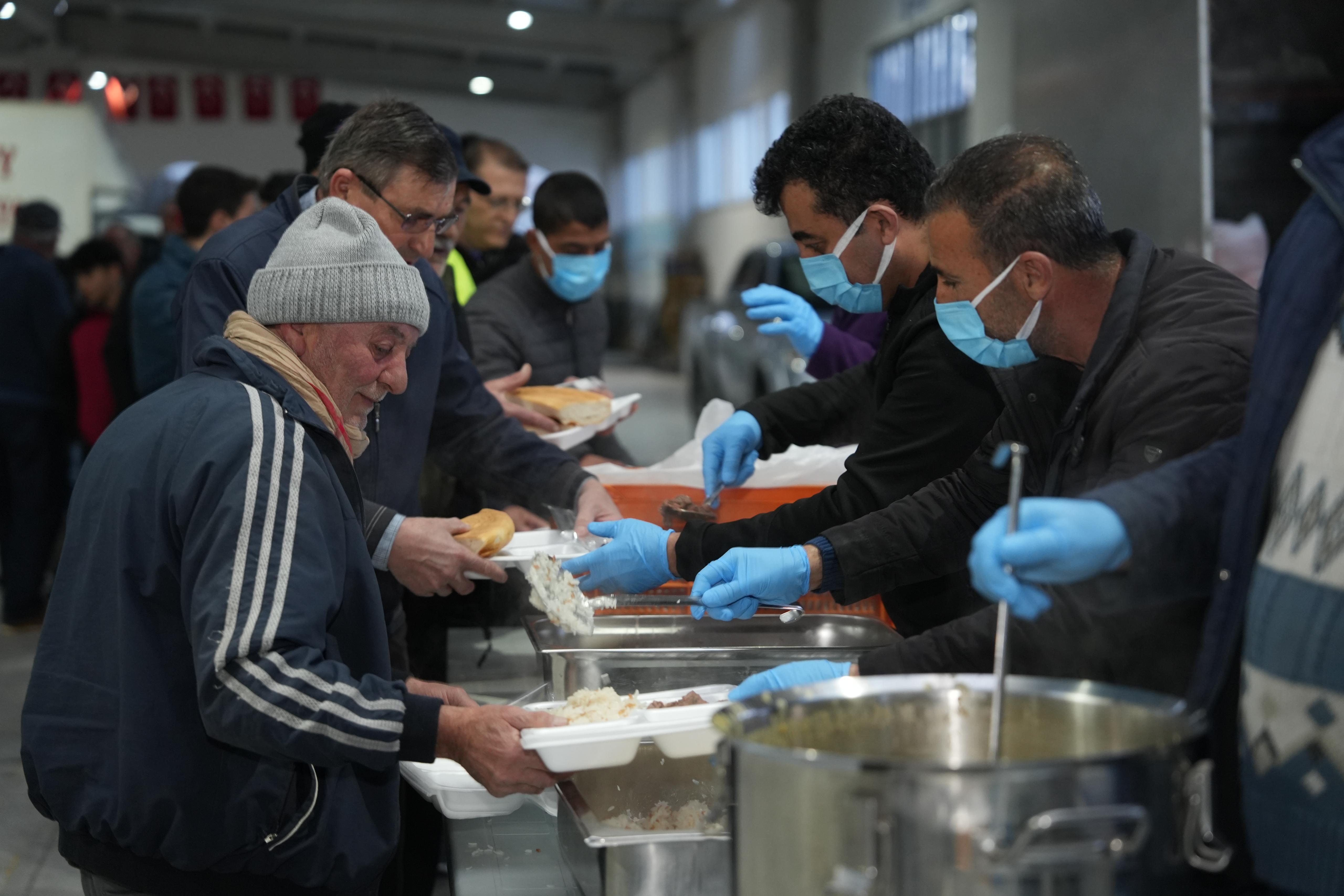 Eskişehir Büyükşehir Belediyesi’nin geleneksel hale gelen iftar buluşmaları kent merkezi ve kırsal ilçelerde başladı. Başkan Büyükerşen, engelli bireyler ve ailelerini ağırlarken Mahmudiye’de de ilçe sakinleri aynı sofrada bir araya geldi.

Eskişehir Büyükşehir Belediyesi’nin her Ramazan ayında düzenlediği geleneksel iftar davetleri bu yıl da büyük bir katılımla başladı. Buluşmalar kapsamında Eskişehir Büyükşehir Belediye Başkanı Prof. Dr. Yılmaz Büyükerşen engelli dernekleri, üyeler ve ailelerini iftar yemeğinde ağırladı.
Büyükşehir Belediyesi yemekhanesinde gerçekleşen daveteBüyükerşen’in yanı sıra CHP Eskişehir Milletvekili Jale Nur Süllü, CHP 27. dönem Hatay Milletvekili Suzan Şahin ve 27. dönem Samsun Milletvekili Neslihan Hancıoğlu, belediye bürokratları, engelli bireyler ve aileleri katıldı.
Engelli bireylere ve ailelerine davete katıldıkları için teşekkür eden Büyükerşen, “Engelli dostu, engelleri aşan bir şehir için hep birlikte mücadele ettik. Sizlere, fedakâr ailelerinize çok teşekkür ediyorum. Nice Ramazanlara, nice bayramlara hep birlikte ulaşmak dileğiyle diyor; şimdiden bayramınızı tebrik ediyorum.” dedi.

Engelli bireyler ve aileleri, Büyükerşen’in her zaman yanlarında olduğunu ifade ederek kendilerine verdiği destekler için teşekkür ettiler. İftar yemeği sonrası Başkan Büyükerşen, engelli bireyler ve aileleri ile tek tek sohbet etti.
İlk iftarın bir diğer buluşma noktası ise Mahmudiye ilçesi oldu. Büyükşehir Belediyesince Mahmudiye Kapalı Pazar Yerinde düzenlenen iftar programına Mahmudiye Belediye Başkanı İshak Gündoğan, Büyükşehir Belediyesi Genel Sekreter Vekili M. Recai Erdir, belediye bürokratları, meclis üyeleri, muhtarlar ile ilçe sakinleri katıldı. Gündoğan ve Erdir, vatandaşların Ramazanını tebrik ederek birlikte iftar yaptılar. Kent merkezi ve ilçelerde düzenlenen iftar programları Ramazan boyunca devam edecek.
