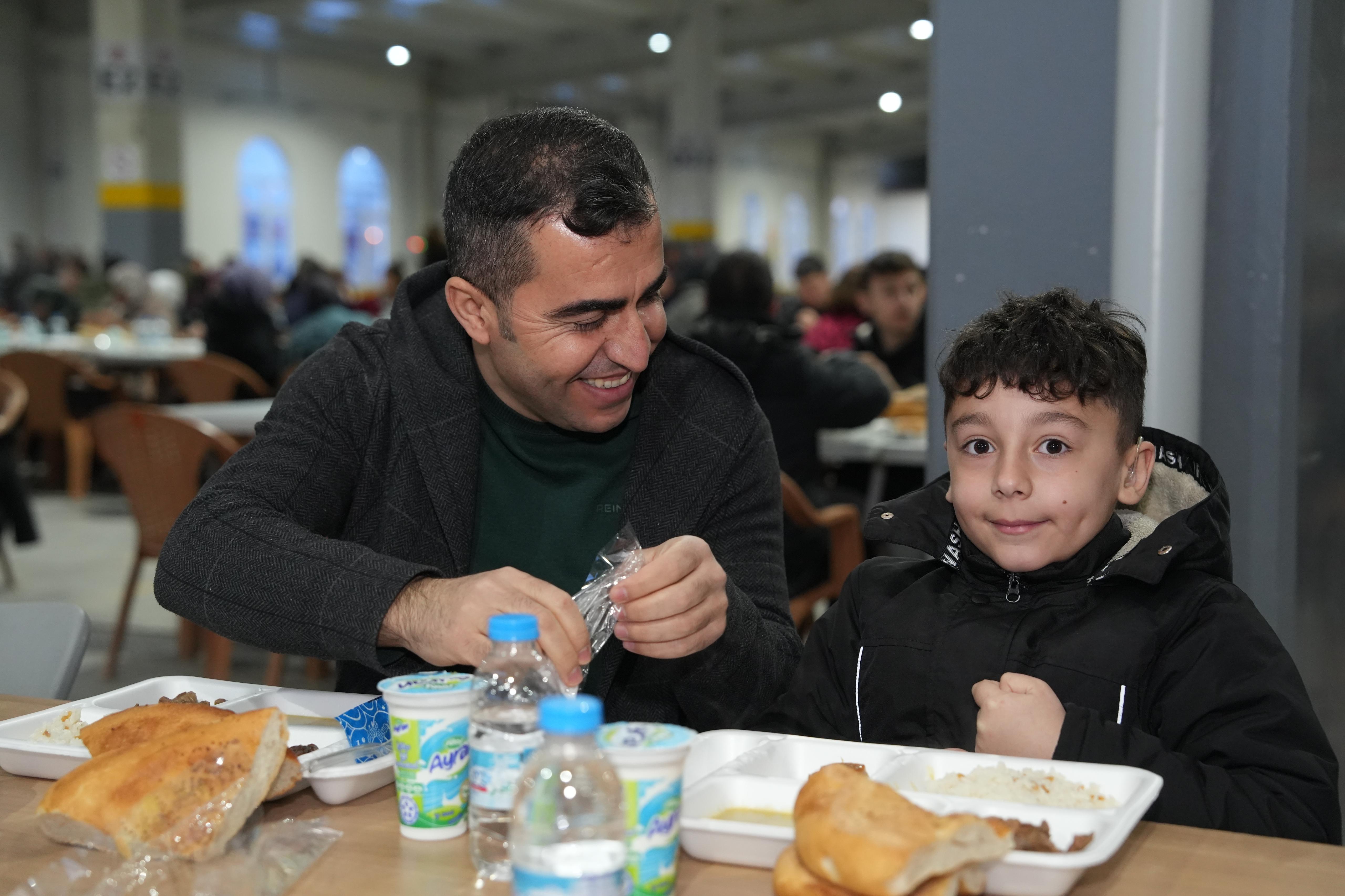 Eskişehir Büyükşehir Belediyesi’nin geleneksel hale gelen iftar buluşmaları kent merkezi ve kırsal ilçelerde başladı. Başkan Büyükerşen, engelli bireyler ve ailelerini ağırlarken Mahmudiye’de de ilçe sakinleri aynı sofrada bir araya geldi.

Eskişehir Büyükşehir Belediyesi’nin her Ramazan ayında düzenlediği geleneksel iftar davetleri bu yıl da büyük bir katılımla başladı. Buluşmalar kapsamında Eskişehir Büyükşehir Belediye Başkanı Prof. Dr. Yılmaz Büyükerşen engelli dernekleri, üyeler ve ailelerini iftar yemeğinde ağırladı.
Büyükşehir Belediyesi yemekhanesinde gerçekleşen daveteBüyükerşen’in yanı sıra CHP Eskişehir Milletvekili Jale Nur Süllü, CHP 27. dönem Hatay Milletvekili Suzan Şahin ve 27. dönem Samsun Milletvekili Neslihan Hancıoğlu, belediye bürokratları, engelli bireyler ve aileleri katıldı.
Engelli bireylere ve ailelerine davete katıldıkları için teşekkür eden Büyükerşen, “Engelli dostu, engelleri aşan bir şehir için hep birlikte mücadele ettik. Sizlere, fedakâr ailelerinize çok teşekkür ediyorum. Nice Ramazanlara, nice bayramlara hep birlikte ulaşmak dileğiyle diyor; şimdiden bayramınızı tebrik ediyorum.” dedi.

Engelli bireyler ve aileleri, Büyükerşen’in her zaman yanlarında olduğunu ifade ederek kendilerine verdiği destekler için teşekkür ettiler. İftar yemeği sonrası Başkan Büyükerşen, engelli bireyler ve aileleri ile tek tek sohbet etti.
İlk iftarın bir diğer buluşma noktası ise Mahmudiye ilçesi oldu. Büyükşehir Belediyesince Mahmudiye Kapalı Pazar Yerinde düzenlenen iftar programına Mahmudiye Belediye Başkanı İshak Gündoğan, Büyükşehir Belediyesi Genel Sekreter Vekili M. Recai Erdir, belediye bürokratları, meclis üyeleri, muhtarlar ile ilçe sakinleri katıldı. Gündoğan ve Erdir, vatandaşların Ramazanını tebrik ederek birlikte iftar yaptılar. Kent merkezi ve ilçelerde düzenlenen iftar programları Ramazan boyunca devam edecek.
