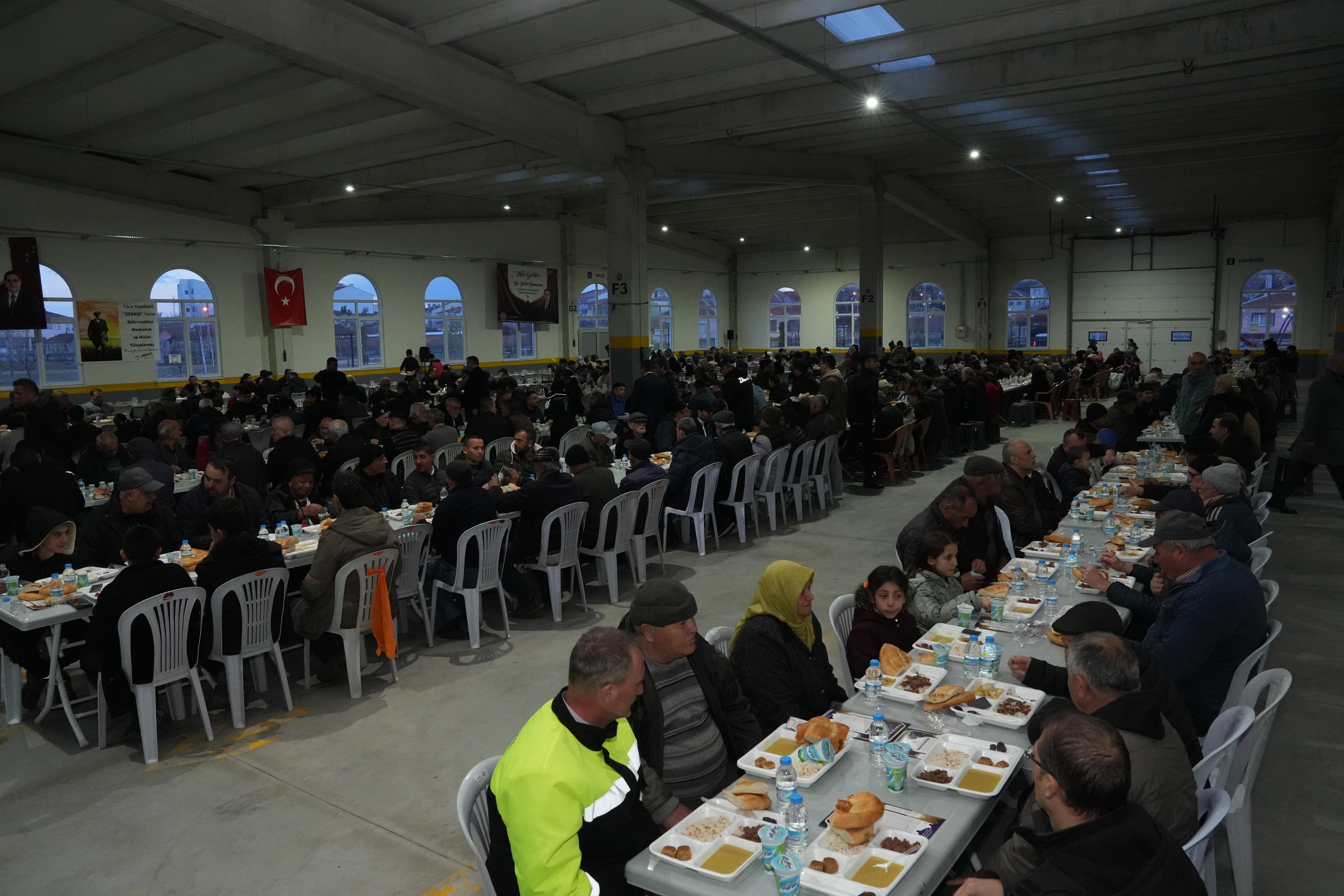 Eskişehir Büyükşehir Belediyesi’nin geleneksel hale gelen iftar buluşmaları kent merkezi ve kırsal ilçelerde başladı. Başkan Büyükerşen, engelli bireyler ve ailelerini ağırlarken Mahmudiye’de de ilçe sakinleri aynı sofrada bir araya geldi.

Eskişehir Büyükşehir Belediyesi’nin her Ramazan ayında düzenlediği geleneksel iftar davetleri bu yıl da büyük bir katılımla başladı. Buluşmalar kapsamında Eskişehir Büyükşehir Belediye Başkanı Prof. Dr. Yılmaz Büyükerşen engelli dernekleri, üyeler ve ailelerini iftar yemeğinde ağırladı.
Büyükşehir Belediyesi yemekhanesinde gerçekleşen daveteBüyükerşen’in yanı sıra CHP Eskişehir Milletvekili Jale Nur Süllü, CHP 27. dönem Hatay Milletvekili Suzan Şahin ve 27. dönem Samsun Milletvekili Neslihan Hancıoğlu, belediye bürokratları, engelli bireyler ve aileleri katıldı.
Engelli bireylere ve ailelerine davete katıldıkları için teşekkür eden Büyükerşen, “Engelli dostu, engelleri aşan bir şehir için hep birlikte mücadele ettik. Sizlere, fedakâr ailelerinize çok teşekkür ediyorum. Nice Ramazanlara, nice bayramlara hep birlikte ulaşmak dileğiyle diyor; şimdiden bayramınızı tebrik ediyorum.” dedi.

Engelli bireyler ve aileleri, Büyükerşen’in her zaman yanlarında olduğunu ifade ederek kendilerine verdiği destekler için teşekkür ettiler. İftar yemeği sonrası Başkan Büyükerşen, engelli bireyler ve aileleri ile tek tek sohbet etti.
İlk iftarın bir diğer buluşma noktası ise Mahmudiye ilçesi oldu. Büyükşehir Belediyesince Mahmudiye Kapalı Pazar Yerinde düzenlenen iftar programına Mahmudiye Belediye Başkanı İshak Gündoğan, Büyükşehir Belediyesi Genel Sekreter Vekili M. Recai Erdir, belediye bürokratları, meclis üyeleri, muhtarlar ile ilçe sakinleri katıldı. Gündoğan ve Erdir, vatandaşların Ramazanını tebrik ederek birlikte iftar yaptılar. Kent merkezi ve ilçelerde düzenlenen iftar programları Ramazan boyunca devam edecek.
