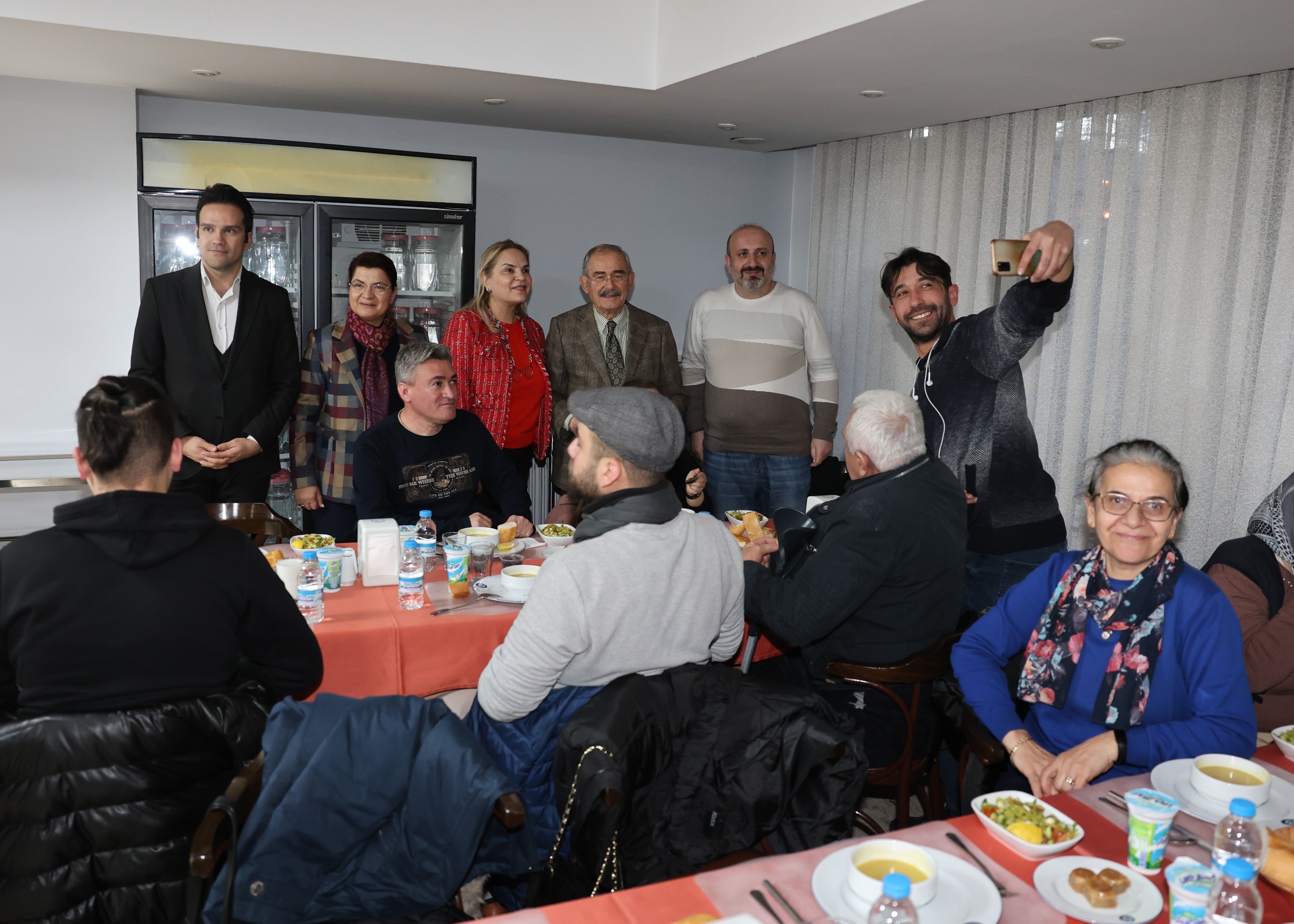 Eskişehir Büyükşehir Belediyesi’nin geleneksel hale gelen iftar buluşmaları kent merkezi ve kırsal ilçelerde başladı. Başkan Büyükerşen, engelli bireyler ve ailelerini ağırlarken Mahmudiye’de de ilçe sakinleri aynı sofrada bir araya geldi.

Eskişehir Büyükşehir Belediyesi’nin her Ramazan ayında düzenlediği geleneksel iftar davetleri bu yıl da büyük bir katılımla başladı. Buluşmalar kapsamında Eskişehir Büyükşehir Belediye Başkanı Prof. Dr. Yılmaz Büyükerşen engelli dernekleri, üyeler ve ailelerini iftar yemeğinde ağırladı.
Büyükşehir Belediyesi yemekhanesinde gerçekleşen daveteBüyükerşen’in yanı sıra CHP Eskişehir Milletvekili Jale Nur Süllü, CHP 27. dönem Hatay Milletvekili Suzan Şahin ve 27. dönem Samsun Milletvekili Neslihan Hancıoğlu, belediye bürokratları, engelli bireyler ve aileleri katıldı.
Engelli bireylere ve ailelerine davete katıldıkları için teşekkür eden Büyükerşen, “Engelli dostu, engelleri aşan bir şehir için hep birlikte mücadele ettik. Sizlere, fedakâr ailelerinize çok teşekkür ediyorum. Nice Ramazanlara, nice bayramlara hep birlikte ulaşmak dileğiyle diyor; şimdiden bayramınızı tebrik ediyorum.” dedi.

Engelli bireyler ve aileleri, Büyükerşen’in her zaman yanlarında olduğunu ifade ederek kendilerine verdiği destekler için teşekkür ettiler. İftar yemeği sonrası Başkan Büyükerşen, engelli bireyler ve aileleri ile tek tek sohbet etti.
İlk iftarın bir diğer buluşma noktası ise Mahmudiye ilçesi oldu. Büyükşehir Belediyesince Mahmudiye Kapalı Pazar Yerinde düzenlenen iftar programına Mahmudiye Belediye Başkanı İshak Gündoğan, Büyükşehir Belediyesi Genel Sekreter Vekili M. Recai Erdir, belediye bürokratları, meclis üyeleri, muhtarlar ile ilçe sakinleri katıldı. Gündoğan ve Erdir, vatandaşların Ramazanını tebrik ederek birlikte iftar yaptılar. Kent merkezi ve ilçelerde düzenlenen iftar programları Ramazan boyunca devam edecek.
