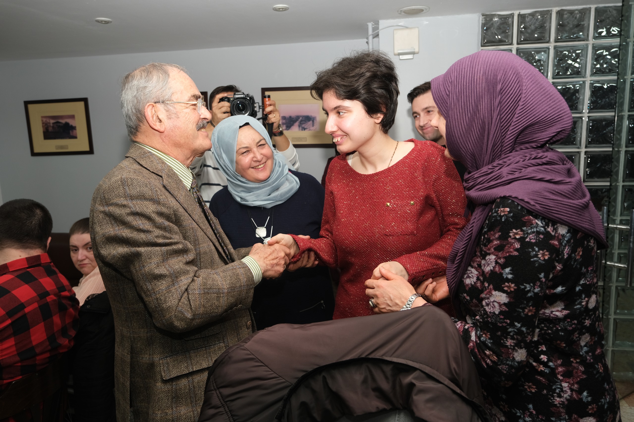 Eskişehir Büyükşehir Belediyesi’nin geleneksel hale gelen iftar buluşmaları kent merkezi ve kırsal ilçelerde başladı. Başkan Büyükerşen, engelli bireyler ve ailelerini ağırlarken Mahmudiye’de de ilçe sakinleri aynı sofrada bir araya geldi.

Eskişehir Büyükşehir Belediyesi’nin her Ramazan ayında düzenlediği geleneksel iftar davetleri bu yıl da büyük bir katılımla başladı. Buluşmalar kapsamında Eskişehir Büyükşehir Belediye Başkanı Prof. Dr. Yılmaz Büyükerşen engelli dernekleri, üyeler ve ailelerini iftar yemeğinde ağırladı.
Büyükşehir Belediyesi yemekhanesinde gerçekleşen daveteBüyükerşen’in yanı sıra CHP Eskişehir Milletvekili Jale Nur Süllü, CHP 27. dönem Hatay Milletvekili Suzan Şahin ve 27. dönem Samsun Milletvekili Neslihan Hancıoğlu, belediye bürokratları, engelli bireyler ve aileleri katıldı.
Engelli bireylere ve ailelerine davete katıldıkları için teşekkür eden Büyükerşen, “Engelli dostu, engelleri aşan bir şehir için hep birlikte mücadele ettik. Sizlere, fedakâr ailelerinize çok teşekkür ediyorum. Nice Ramazanlara, nice bayramlara hep birlikte ulaşmak dileğiyle diyor; şimdiden bayramınızı tebrik ediyorum.” dedi.

Engelli bireyler ve aileleri, Büyükerşen’in her zaman yanlarında olduğunu ifade ederek kendilerine verdiği destekler için teşekkür ettiler. İftar yemeği sonrası Başkan Büyükerşen, engelli bireyler ve aileleri ile tek tek sohbet etti.
İlk iftarın bir diğer buluşma noktası ise Mahmudiye ilçesi oldu. Büyükşehir Belediyesince Mahmudiye Kapalı Pazar Yerinde düzenlenen iftar programına Mahmudiye Belediye Başkanı İshak Gündoğan, Büyükşehir Belediyesi Genel Sekreter Vekili M. Recai Erdir, belediye bürokratları, meclis üyeleri, muhtarlar ile ilçe sakinleri katıldı. Gündoğan ve Erdir, vatandaşların Ramazanını tebrik ederek birlikte iftar yaptılar. Kent merkezi ve ilçelerde düzenlenen iftar programları Ramazan boyunca devam edecek.
