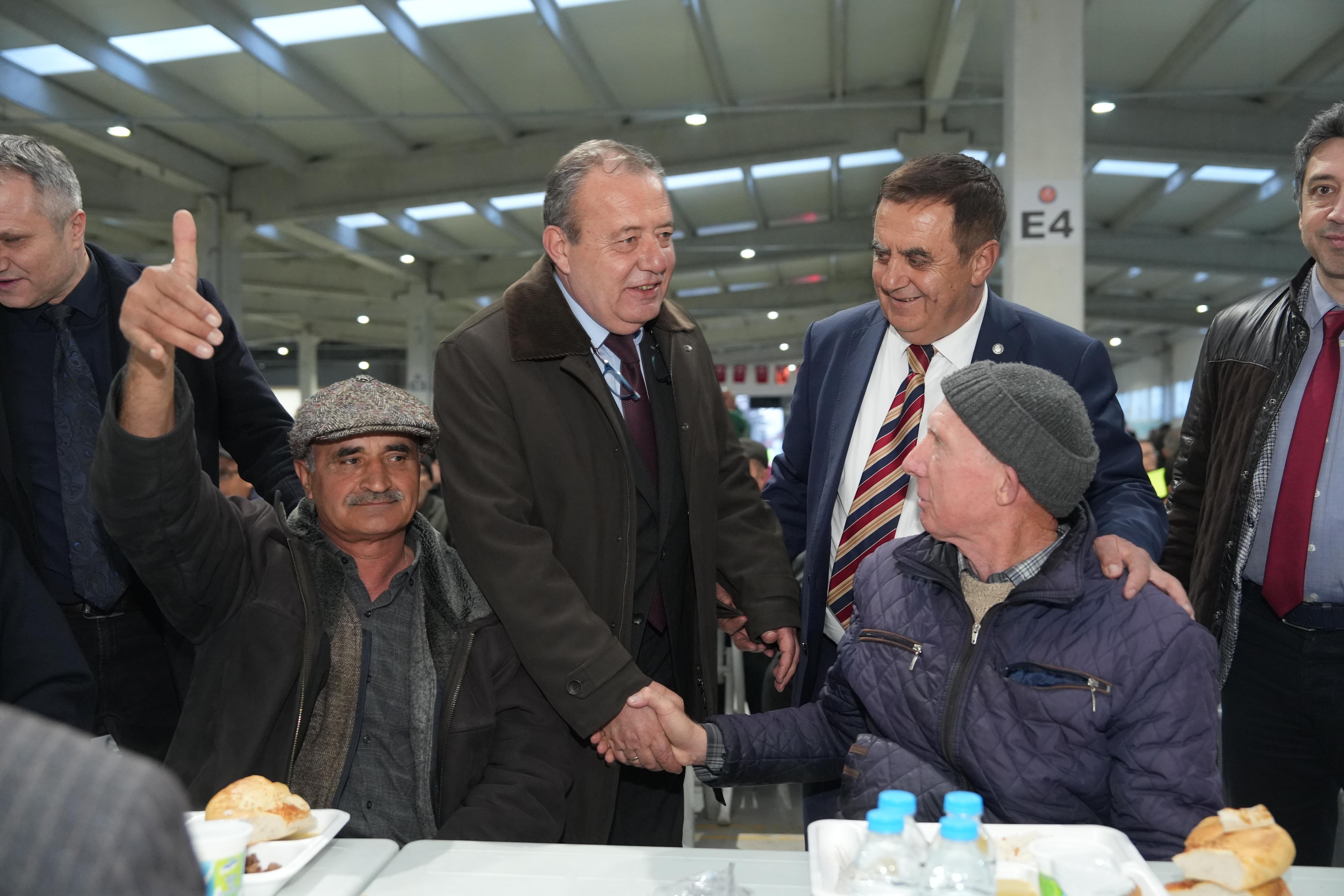 Eskişehir Büyükşehir Belediyesi’nin geleneksel hale gelen iftar buluşmaları kent merkezi ve kırsal ilçelerde başladı. Başkan Büyükerşen, engelli bireyler ve ailelerini ağırlarken Mahmudiye’de de ilçe sakinleri aynı sofrada bir araya geldi.

Eskişehir Büyükşehir Belediyesi’nin her Ramazan ayında düzenlediği geleneksel iftar davetleri bu yıl da büyük bir katılımla başladı. Buluşmalar kapsamında Eskişehir Büyükşehir Belediye Başkanı Prof. Dr. Yılmaz Büyükerşen engelli dernekleri, üyeler ve ailelerini iftar yemeğinde ağırladı.
Büyükşehir Belediyesi yemekhanesinde gerçekleşen daveteBüyükerşen’in yanı sıra CHP Eskişehir Milletvekili Jale Nur Süllü, CHP 27. dönem Hatay Milletvekili Suzan Şahin ve 27. dönem Samsun Milletvekili Neslihan Hancıoğlu, belediye bürokratları, engelli bireyler ve aileleri katıldı.
Engelli bireylere ve ailelerine davete katıldıkları için teşekkür eden Büyükerşen, “Engelli dostu, engelleri aşan bir şehir için hep birlikte mücadele ettik. Sizlere, fedakâr ailelerinize çok teşekkür ediyorum. Nice Ramazanlara, nice bayramlara hep birlikte ulaşmak dileğiyle diyor; şimdiden bayramınızı tebrik ediyorum.” dedi.

Engelli bireyler ve aileleri, Büyükerşen’in her zaman yanlarında olduğunu ifade ederek kendilerine verdiği destekler için teşekkür ettiler. İftar yemeği sonrası Başkan Büyükerşen, engelli bireyler ve aileleri ile tek tek sohbet etti.
İlk iftarın bir diğer buluşma noktası ise Mahmudiye ilçesi oldu. Büyükşehir Belediyesince Mahmudiye Kapalı Pazar Yerinde düzenlenen iftar programına Mahmudiye Belediye Başkanı İshak Gündoğan, Büyükşehir Belediyesi Genel Sekreter Vekili M. Recai Erdir, belediye bürokratları, meclis üyeleri, muhtarlar ile ilçe sakinleri katıldı. Gündoğan ve Erdir, vatandaşların Ramazanını tebrik ederek birlikte iftar yaptılar. Kent merkezi ve ilçelerde düzenlenen iftar programları Ramazan boyunca devam edecek.
