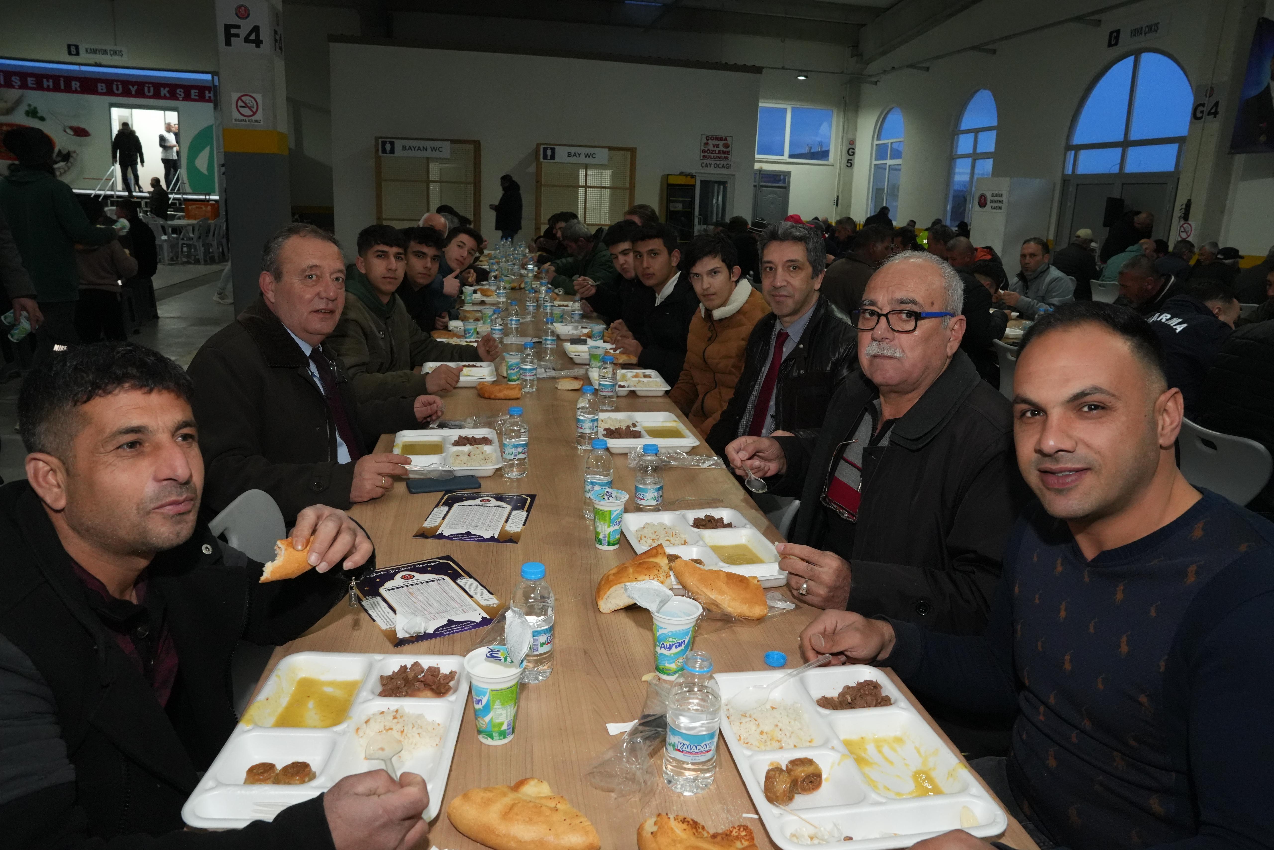 Eskişehir Büyükşehir Belediyesi’nin geleneksel hale gelen iftar buluşmaları kent merkezi ve kırsal ilçelerde başladı. Başkan Büyükerşen, engelli bireyler ve ailelerini ağırlarken Mahmudiye’de de ilçe sakinleri aynı sofrada bir araya geldi.

Eskişehir Büyükşehir Belediyesi’nin her Ramazan ayında düzenlediği geleneksel iftar davetleri bu yıl da büyük bir katılımla başladı. Buluşmalar kapsamında Eskişehir Büyükşehir Belediye Başkanı Prof. Dr. Yılmaz Büyükerşen engelli dernekleri, üyeler ve ailelerini iftar yemeğinde ağırladı.
Büyükşehir Belediyesi yemekhanesinde gerçekleşen daveteBüyükerşen’in yanı sıra CHP Eskişehir Milletvekili Jale Nur Süllü, CHP 27. dönem Hatay Milletvekili Suzan Şahin ve 27. dönem Samsun Milletvekili Neslihan Hancıoğlu, belediye bürokratları, engelli bireyler ve aileleri katıldı.
Engelli bireylere ve ailelerine davete katıldıkları için teşekkür eden Büyükerşen, “Engelli dostu, engelleri aşan bir şehir için hep birlikte mücadele ettik. Sizlere, fedakâr ailelerinize çok teşekkür ediyorum. Nice Ramazanlara, nice bayramlara hep birlikte ulaşmak dileğiyle diyor; şimdiden bayramınızı tebrik ediyorum.” dedi.

Engelli bireyler ve aileleri, Büyükerşen’in her zaman yanlarında olduğunu ifade ederek kendilerine verdiği destekler için teşekkür ettiler. İftar yemeği sonrası Başkan Büyükerşen, engelli bireyler ve aileleri ile tek tek sohbet etti.
İlk iftarın bir diğer buluşma noktası ise Mahmudiye ilçesi oldu. Büyükşehir Belediyesince Mahmudiye Kapalı Pazar Yerinde düzenlenen iftar programına Mahmudiye Belediye Başkanı İshak Gündoğan, Büyükşehir Belediyesi Genel Sekreter Vekili M. Recai Erdir, belediye bürokratları, meclis üyeleri, muhtarlar ile ilçe sakinleri katıldı. Gündoğan ve Erdir, vatandaşların Ramazanını tebrik ederek birlikte iftar yaptılar. Kent merkezi ve ilçelerde düzenlenen iftar programları Ramazan boyunca devam edecek.
