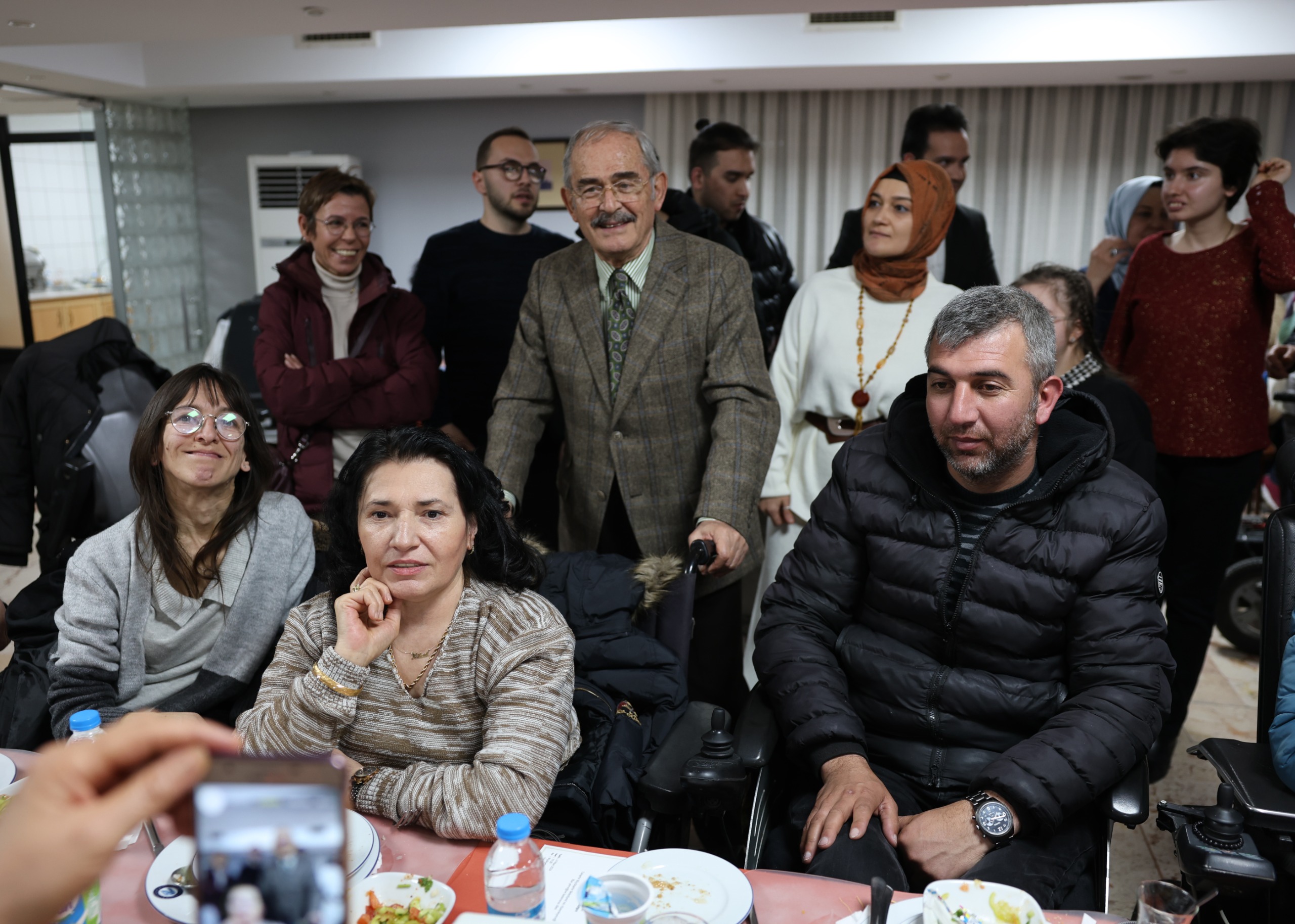 Eskişehir Büyükşehir Belediyesi’nin geleneksel hale gelen iftar buluşmaları kent merkezi ve kırsal ilçelerde başladı. Başkan Büyükerşen, engelli bireyler ve ailelerini ağırlarken Mahmudiye’de de ilçe sakinleri aynı sofrada bir araya geldi.

Eskişehir Büyükşehir Belediyesi’nin her Ramazan ayında düzenlediği geleneksel iftar davetleri bu yıl da büyük bir katılımla başladı. Buluşmalar kapsamında Eskişehir Büyükşehir Belediye Başkanı Prof. Dr. Yılmaz Büyükerşen engelli dernekleri, üyeler ve ailelerini iftar yemeğinde ağırladı.
Büyükşehir Belediyesi yemekhanesinde gerçekleşen daveteBüyükerşen’in yanı sıra CHP Eskişehir Milletvekili Jale Nur Süllü, CHP 27. dönem Hatay Milletvekili Suzan Şahin ve 27. dönem Samsun Milletvekili Neslihan Hancıoğlu, belediye bürokratları, engelli bireyler ve aileleri katıldı.
Engelli bireylere ve ailelerine davete katıldıkları için teşekkür eden Büyükerşen, “Engelli dostu, engelleri aşan bir şehir için hep birlikte mücadele ettik. Sizlere, fedakâr ailelerinize çok teşekkür ediyorum. Nice Ramazanlara, nice bayramlara hep birlikte ulaşmak dileğiyle diyor; şimdiden bayramınızı tebrik ediyorum.” dedi.

Engelli bireyler ve aileleri, Büyükerşen’in her zaman yanlarında olduğunu ifade ederek kendilerine verdiği destekler için teşekkür ettiler. İftar yemeği sonrası Başkan Büyükerşen, engelli bireyler ve aileleri ile tek tek sohbet etti.
İlk iftarın bir diğer buluşma noktası ise Mahmudiye ilçesi oldu. Büyükşehir Belediyesince Mahmudiye Kapalı Pazar Yerinde düzenlenen iftar programına Mahmudiye Belediye Başkanı İshak Gündoğan, Büyükşehir Belediyesi Genel Sekreter Vekili M. Recai Erdir, belediye bürokratları, meclis üyeleri, muhtarlar ile ilçe sakinleri katıldı. Gündoğan ve Erdir, vatandaşların Ramazanını tebrik ederek birlikte iftar yaptılar. Kent merkezi ve ilçelerde düzenlenen iftar programları Ramazan boyunca devam edecek.
