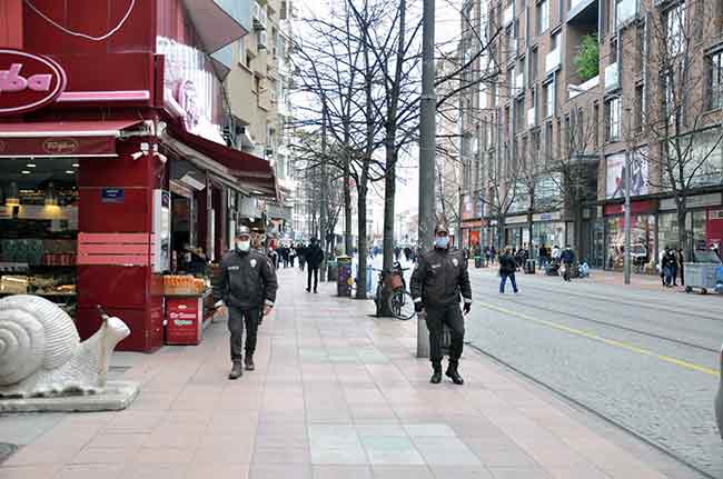 Polis ve bekçiler, caddelerin giriş ve çıkışlarında bekleyerek, kalabalığın oluşmasına engel oldu. 