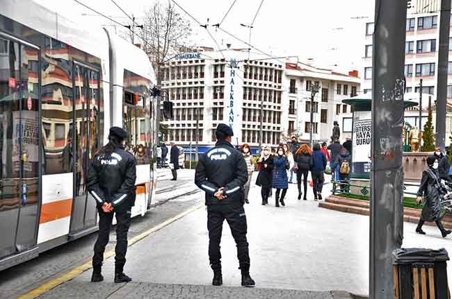 Aynı şekilde caddelerde de yürüyerek, çevreyi kontrol eden emniyet görevlileri, maskesini takmayan vatandaşları uyardı.