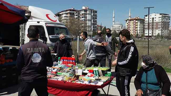 Polis ekipleri ve zabıta amiri tarafından sakinleştirilen esnaf hakkında araç park etme kurallarına uymadığı gerekçesiyle işlem yapıldı.