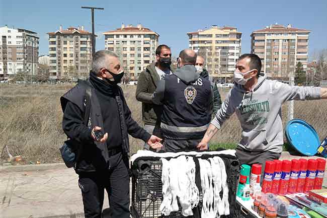 Bir başka esnaf ise, kural ihlali yaparak park ettiği aracının tezgâhın üzerindeki şemsiyeleri tuttuğunu gerekçe göstererek tutanak tutulmasına tepki gösterdi.