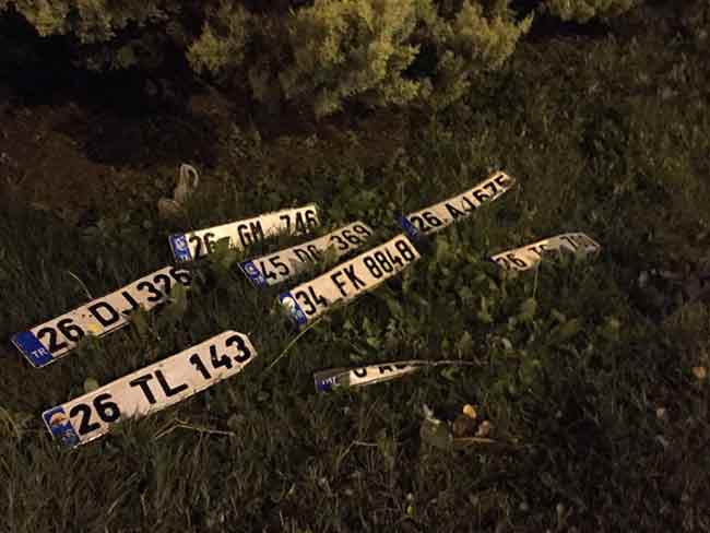  Yolun kenarına biriken plakaların sayısı her dakika artarken plaka sayısı yaklaşık 10’u buldu. Trafik polislerinin kontrolünde suyu tahliye eden itfaiye ekipleri olay yerinden ayrıldı. Yağışın durmasıyla yol kullanılabilir hale geldi. 