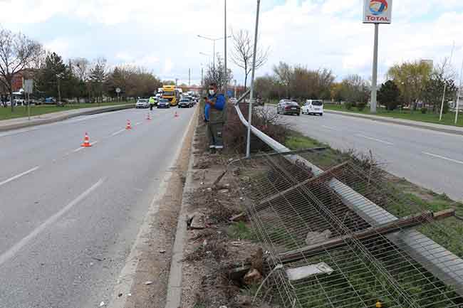 Olay yerine gelen 112 Acil ekipleri tarafından Emre K. Eskişehir Şehir Hastanesi’ne, Ahmet İrfan Ş. Yunus Emre Devlet Hastanesine kaldırıldı. Yola devrilen direk ise görevliler tarafından söküldü.