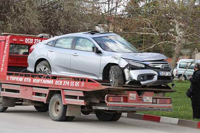 Eskişehir'de meydana gelen ve 4 aracın karıştığı trafik kazasında 2 kişi yaralandı.