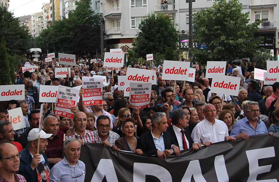 CHP Eskişehir İl Teşkilatı, Genel Başkanları Kemal Kılıçdaroğlu'nun, İstanbul Milletvekili Enis Berberoğlu'nun tutuklanmasının ardından aldığı İstanbul'a yürüyüş kararına destek verdi. 