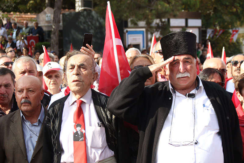 Eskişehir’de Cumhuriyetimizin 100. yılı kentin dört bir köşesinde coşku ve sevinç ile kutlandı. İşte Eskişehir'den 29 Ekim Cumhuriyet Bayramı kareleri...