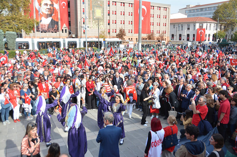 Eskişehir’de Cumhuriyetimizin 100. yılı kentin dört bir köşesinde coşku ve sevinç ile kutlandı. İşte Eskişehir'den 29 Ekim Cumhuriyet Bayramı kareleri...