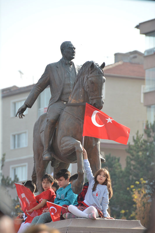 Eskişehir’de Cumhuriyetimizin 100. yılı kentin dört bir köşesinde coşku ve sevinç ile kutlandı. İşte Eskişehir'den 29 Ekim Cumhuriyet Bayramı kareleri...