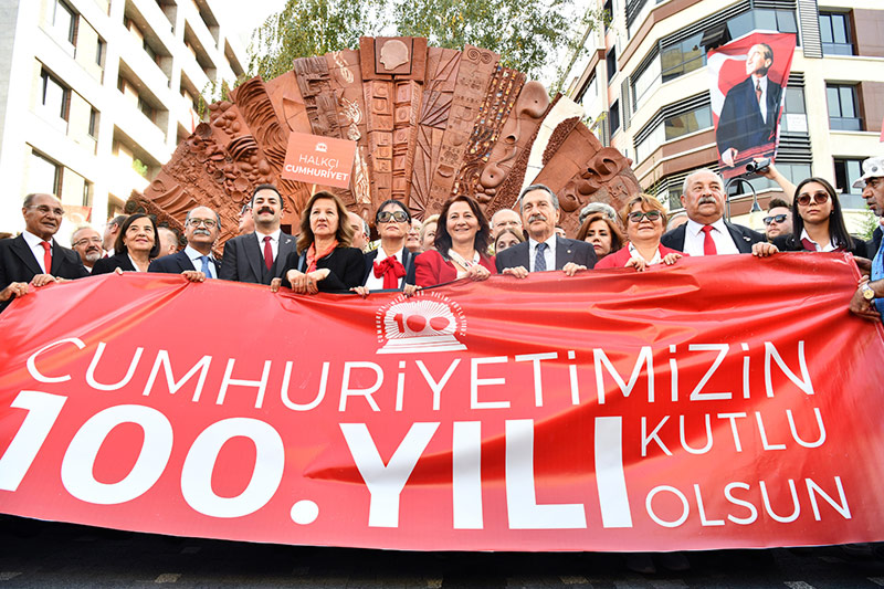 Eskişehir’de Cumhuriyetimizin 100. yılı kentin dört bir köşesinde coşku ve sevinç ile kutlandı. İşte Eskişehir'den 29 Ekim Cumhuriyet Bayramı kareleri...