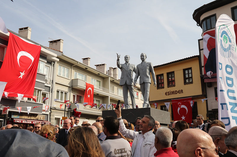 Eskişehir’de Cumhuriyetimizin 100. yılı kentin dört bir köşesinde coşku ve sevinç ile kutlandı. İşte Eskişehir'den 29 Ekim Cumhuriyet Bayramı kareleri...