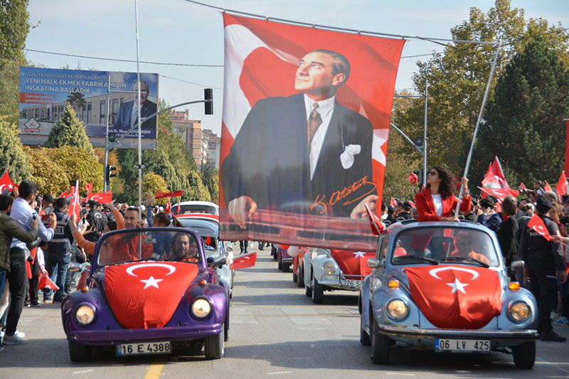 Eskişehir’de Cumhuriyetimizin 100. yılı kentin dört bir köşesinde coşku ve sevinç ile kutlandı. İşte Eskişehir'den 29 Ekim Cumhuriyet Bayramı kareleri...