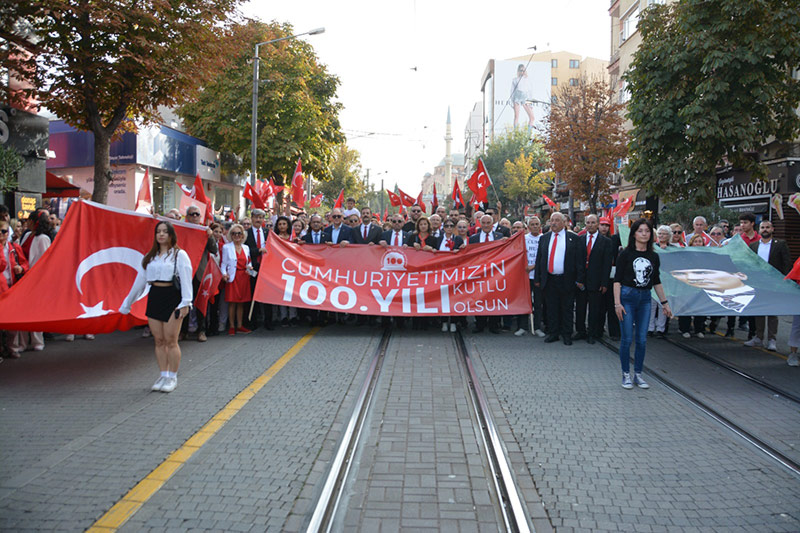 Eskişehir’de Cumhuriyetimizin 100. yılı kentin dört bir köşesinde coşku ve sevinç ile kutlandı. İşte Eskişehir'den 29 Ekim Cumhuriyet Bayramı kareleri...