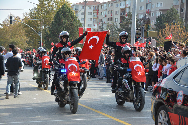 Eskişehir’de Cumhuriyetimizin 100. yılı kentin dört bir köşesinde coşku ve sevinç ile kutlandı. İşte Eskişehir'den 29 Ekim Cumhuriyet Bayramı kareleri...