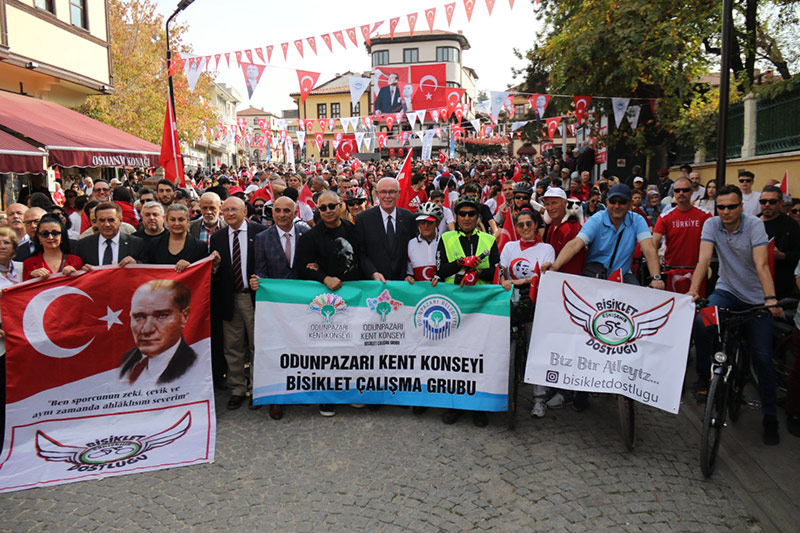 Eskişehir’de Cumhuriyetimizin 100. yılı kentin dört bir köşesinde coşku ve sevinç ile kutlandı. İşte Eskişehir'den 29 Ekim Cumhuriyet Bayramı kareleri...