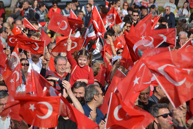 Eskişehir’de Cumhuriyetimizin 100. yılı kentin dört bir köşesinde coşku ve sevinç ile kutlandı. İşte Eskişehir'den 29 Ekim Cumhuriyet Bayramı kareleri...