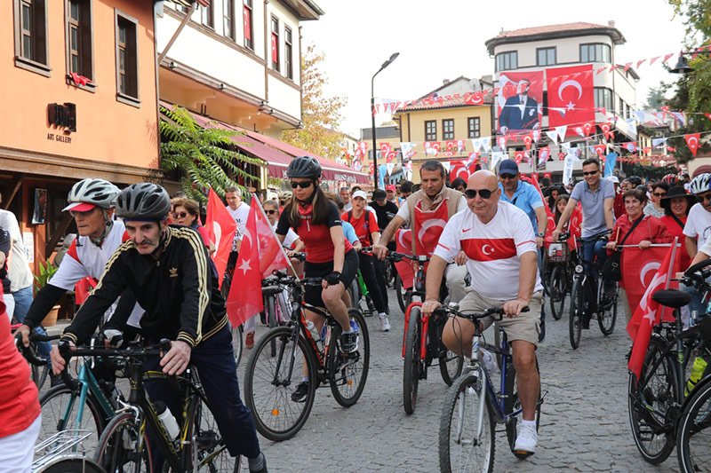 Eskişehir’de Cumhuriyetimizin 100. yılı kentin dört bir köşesinde coşku ve sevinç ile kutlandı. İşte Eskişehir'den 29 Ekim Cumhuriyet Bayramı kareleri...