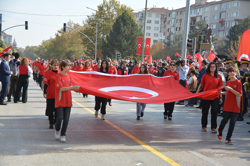 Eskişehir’de Cumhuriyetimizin 100. yılı kentin dört bir köşesinde coşku ve sevinç ile kutlandı. İşte Eskişehir'den 29 Ekim Cumhuriyet Bayramı kareleri...