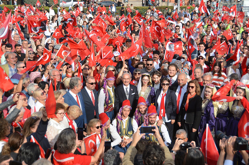 Eskişehir’de Cumhuriyetimizin 100. yılı kentin dört bir köşesinde coşku ve sevinç ile kutlandı. İşte Eskişehir'den 29 Ekim Cumhuriyet Bayramı kareleri...