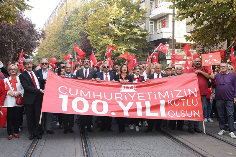 Eskişehir’de Cumhuriyetimizin 100. yılı kentin dört bir köşesinde coşku ve sevinç ile kutlandı. İşte Eskişehir'den 29 Ekim Cumhuriyet Bayramı kareleri...