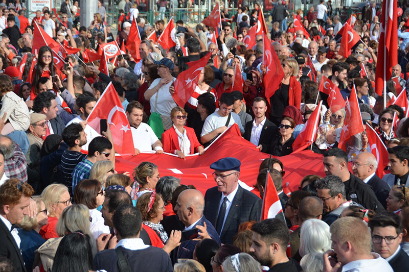 Eskişehir’de Cumhuriyetimizin 100. yılı kentin dört bir köşesinde coşku ve sevinç ile kutlandı. İşte Eskişehir'den 29 Ekim Cumhuriyet Bayramı kareleri...