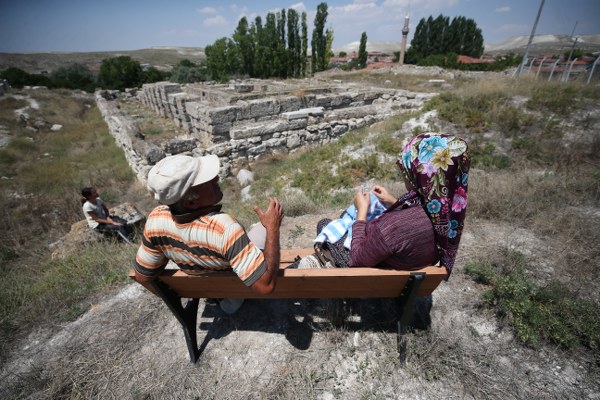 "Burada yaşamak çok güzel bir duygu. Turist grupları geliyor, onlarla tanışıyoruz. Ballıhisar çok güzel bir yer. Her yerden tarih fışkırıyor. Ailemle burada yaşamaktan mutluyum ancak evlerimizde suyun bulunmaması en büyük sorun. Mahalledeki çeşmeden evlerimize su taşıyoruz. Su sorunumuz çözüldüğünde turistlere daha iyi hizmet verebiliriz. Böylece köyümüz de kalkınır. Köyümüzü kaybetmek istemiyoruz."