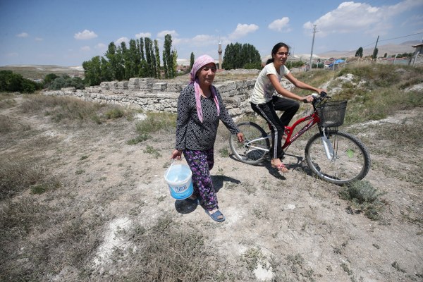 "Pessinus, Frig döneminde Büyük Frigya'nın bir bölümüyken, Roma İmparatorluğu döneminde Galatia'nın bir parçası olmuş. Pessinus gibi bir kutsal kent yok. Tamamen ana tanrıça Kibele'ye adanmış bir kent. Dönemin yerleşik insanları bölgede tarımla uğraşmışlar. Milattan önce 3'üncü yüzyılın sonunda gökten düştüğü söylenen, Kibele'yi temsil eden bir kült taşı Pessinus'tan Roma'ya taşınmış ve Palatine Tepesi'nde Zafer Tapınağı'na yerleştirilmiş. Bu açıdan da Roma İmparatorluğu için önemli bir kenttir."