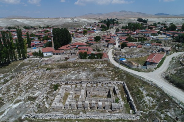 Kortanoğlu, Pessinus'ta Belçikalı ekip tarafından 1967-1973 ve 1987-2008 yıllarında yapılan kazılarda tapınak alanı, merdivenli tiyatro, sütunlu cadde ile Severuslar Tiyatrosu olarak adlandırılan yapıların saptandığına dikkati çekti.