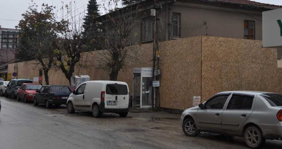 Eskişehir’de mülk sahibi bir vatandaş, yıllardır kullanımda olan sokağı kendi arsasından geçtiğini iddia ederek tahta bariyerlerle çevreleyip kapattı. Sokağın kapatıldığını gören vatandaş ise şaşkınlığını gizleyemedi. İşte o görüntüler... 
