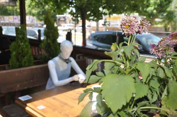 Eskişehir’de bir kafe ilginç bir uygulamaya imza attı. Normalleşme süreciyle birlikte yeniden hizmete açılan kafelerde, sosyal mesafe kuralına uymak zorunluyken, bu kafede mesafe cansız mankenlerle sağlandı. Masalara oturtulan cansız mankenler, vatandaşlar tarafından ilgiyle karşılandı. (Haber: Hilal Köver)