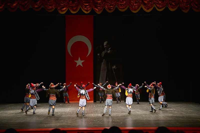 Tepebaşı Belediyesi Halk Dansları Topluluğu'nun, Ankara Yeni Mahalle Belediyesi Halk Dansları Topluluğu ve Bursa Nilüfer Belediyesi Halk Dansları Topluluğunun katkılarıyla “Dansların Kardeşliği” adlı dans gösterisi, Atatürk Kültür Sanat ve Kongre Merkezi’nde gerçekleşti.