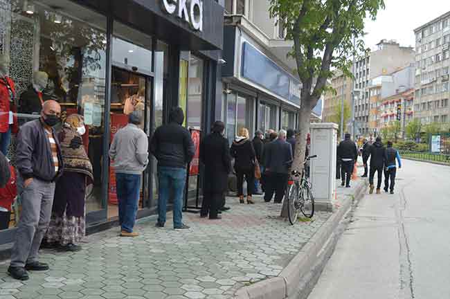 Yapılan gözlemlerde şehir merkezinde bulunan hemen hemen her banka şubeleri ve ATM’lar önünde oluşan uzun kuyruk, kaldırımlardan taştı.