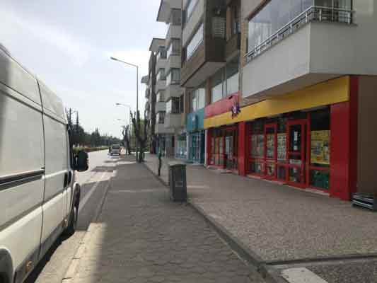 Tam kapanmada pazar günleri zincir marketlere satış yasağı gelmesiyle birlikte Eskişehir'de yoğunluğuyla bilinen caddeler boş kaldı.