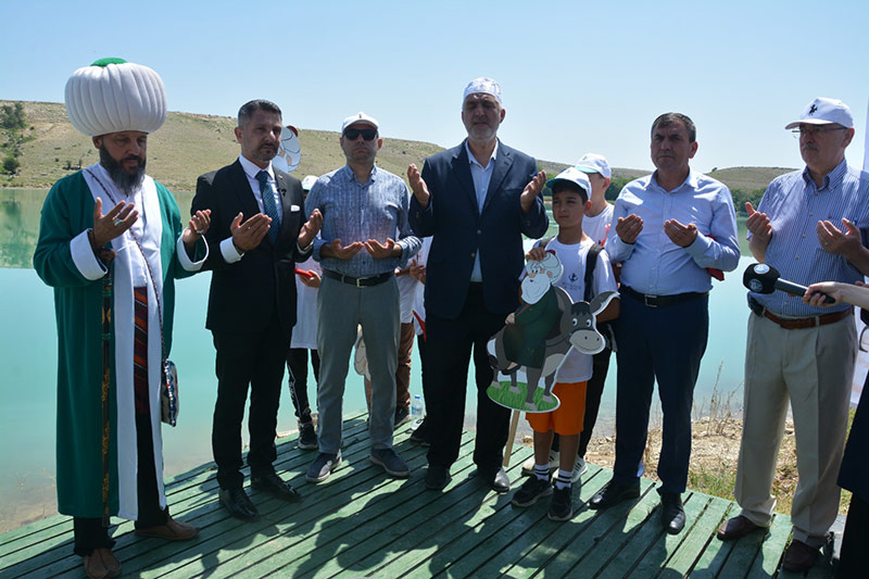 Program, Sivrihisar Belediye Başkanı Hamid Yüzügüllü, Sivrihisar Kaymakamı Hüseyin Sayın ve temsili Nasreddin Hoca Ömer Özgeneci’nin göle maya çalmasıyla başladı. 