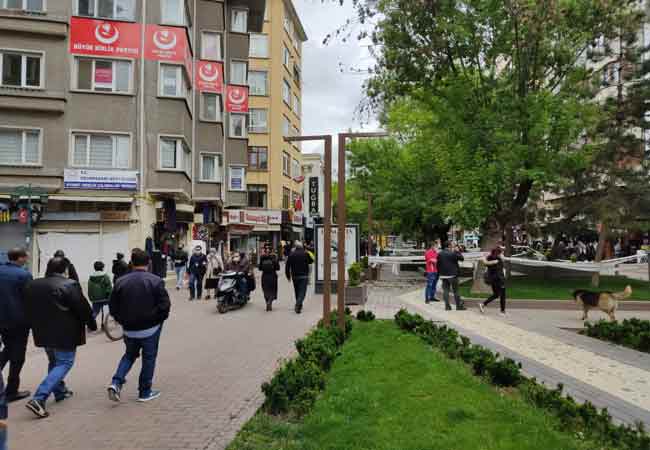 Kısıtlamanın kalkmanın kalkması ile birlikte sokağa dökülen vatandaşlar ise, adeta temiz havanın tadını çıkardı. 0-14 yaş arası çocuklar izinli oldukları sürede yağışlar ve serin hava sebebiyle dışarı çıkamazken, orta yaştaki vatandaşlar ise hava sıcaklığına aldırış etmeden Eskişehir'in en kalabalık caddelerinden biri olan Hamam Yolu Caddesini doldurdu.