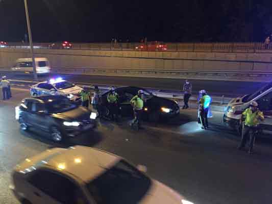 Kısa sürede olay yerine gelen polis ekipleri, bölgede olası kazaların yaşanmaması adına yol güvenliğini sağladı.