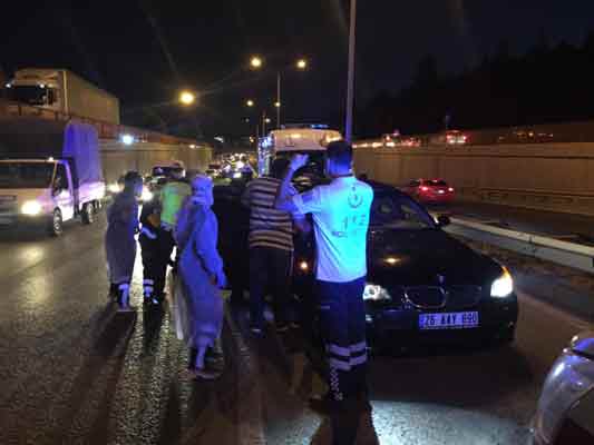 Öte yandan ulaşımın tek şeritten sağlandığı kaza esnasında, araçların çekici yardımıyla kaldırılmasının ardından trafik normal seyrine devam etti.