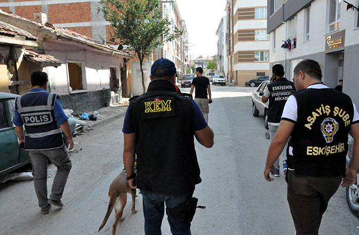 Eskişehir Emniyet Müdürlüğü ekipleri kentte "Narko" uygulaması yaptı.