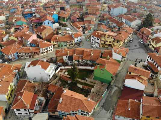 İnsan kalabalığından arınan bölge, sadece sokak hayvanlarına ev sahipliği yapıyor.