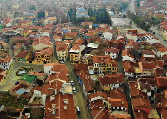 Drone kamerasına yansıyan asırlık evler görünümleriyle tarihi bir yolculuğa çıkarıyor.