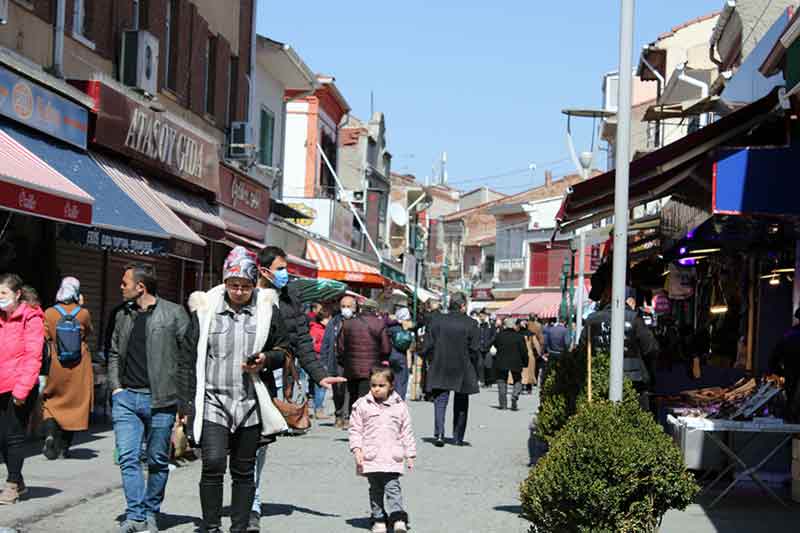 Isınan havayla birlikte Ramazan ayı öncesi son Pazar gününü değerlendirmek isteyen Eskişehirliler, hem alışveriş yaptı hem de çocuklarını eğlendirerek park ve caddelerde vakit geçirdi.